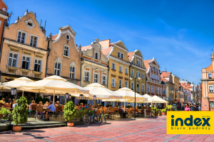 Opole pierzeja rynku i parasole  - BP INDEX
